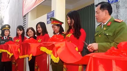 Hội phụ nữ Công an quận Ngô Quyền tặng nhà “Mái ấm tình thương”