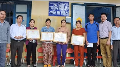 Tặng bằng khen cho 4 nữ giáo viên cứu học sinh trong lũ 