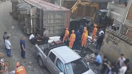 Bị xe 80 tấn đè, người đàn ông may mắn thoát chết