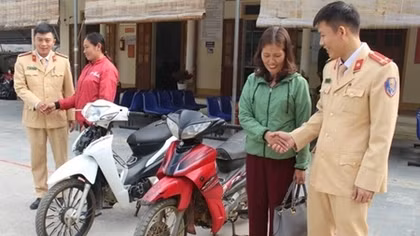 Ba người phụ nữ bất ngờ nhận lại xe máy bị trộm từ lâu