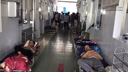 Hàng trăm người cấp cứu nghi do ngộ độc thực phẩm đám cưới