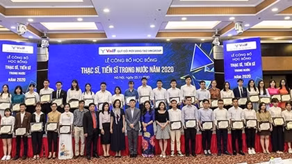 Vingroup trao học bổng gần 40 tỷ đồng đào tạo thạc sĩ, tiến sĩ KHCN