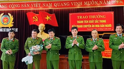 Trao thưởng các đơn vị xuất sắc trong đấu tranh phòng chống tội phạm