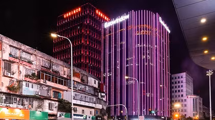 Hàng loạt tòa nhà thắp sáng màu hồng hưởng hứng chiến dịch phòng chống ung thư vú