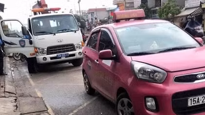 3 xe taxi hoạt động trên phố trung tâm bất chấp lệnh cấm