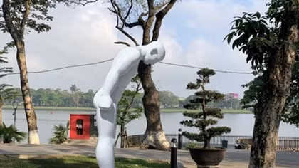 Hàn Quốc trao tặng bức tượng khổng lồ “Người đàn ông cúi chào”
