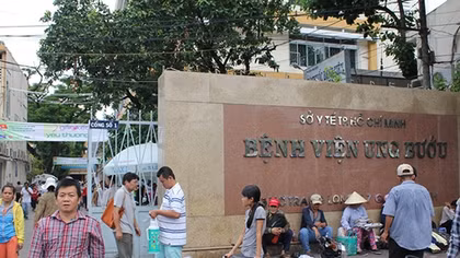 Bệnh viện Ung bướu trả lời về việc “Điều dưỡng cấp cứu người trên sàn”