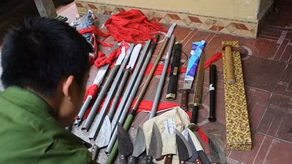 Tranh giành địa bàn, “siết cổ” con nợ