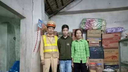 CSGT Hà Nội đưa cháu bé “bỏ nhà” về với gia đình