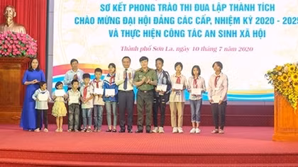 Trao hỗ trợ cho các học sinh có hoàn cảnh khó khăn trên địa bàn TP Sơn La