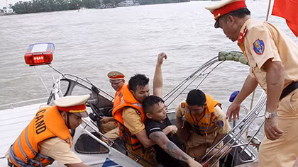 Lòng quả cảm của những người lính áo vàng trên sông