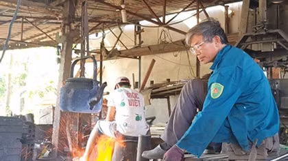 Làng rèn cổ vẫn vang tiếng bên sông
