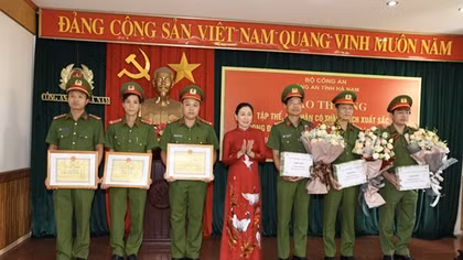 Hà Nam: Trao thưởng các tập thể, cá nhân có thành tích xuất sắc