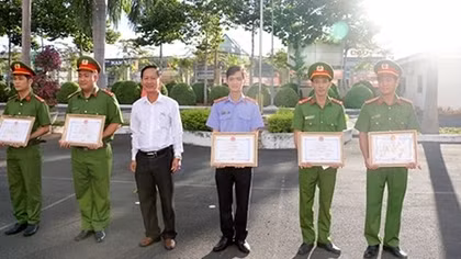 Khen thưởng tập thể, cá nhân bắt vụ vận chuyển hơn 400 kg pháo lậu