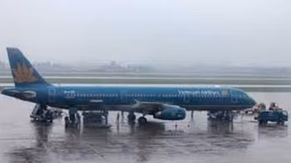 Mưa to, máy bay nằm lại đường băng vì trục trặc kỹ thuật