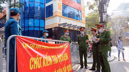 Trong gian khó tỏ lòng người