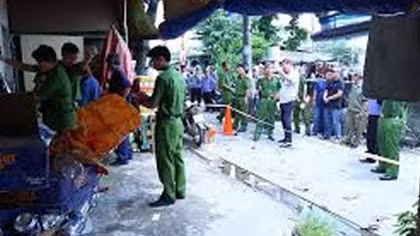 Bắt người chồng nghi đâm vợ tử vong