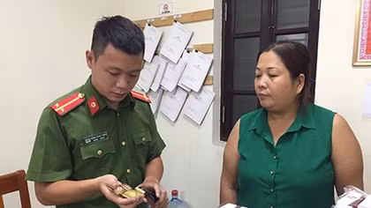 Phát hiện hàng trăm dây lưng, áo bông ký hiệu Công an tại cửa hàng bảo hộ lao động