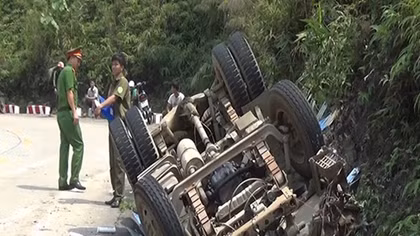Ô tô đổ đèo bị lật, 3 người thương vong