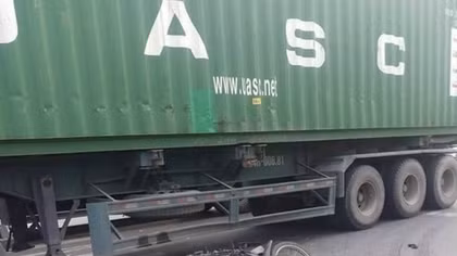 Va chạm với xe container, người phụ nữ đi xe máy tử vong