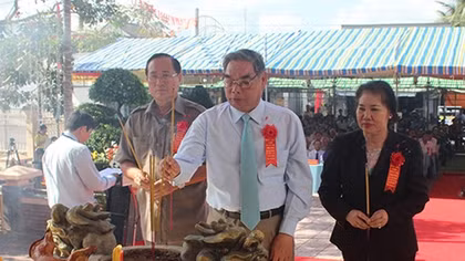 Dâng hương kỷ niệm 57 năm ngày hy sinh của Anh hùng Mai Thị Nương