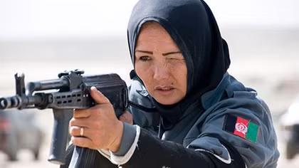 Cơ cực như… nữ cảnh sát ở Afghanistan!