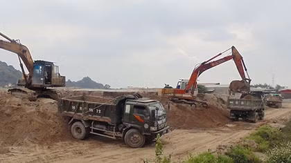 Bỏ ngỏ quản lý bến bãi, vật liệu xây dựng xâm hại công trình giao thông
