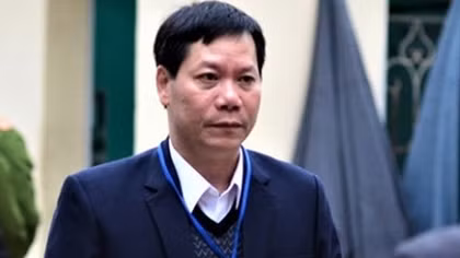 Vụ 9 người chạy thận tử vong: 2 cựu lãnh đạo BV Hoà Bình khai trái chiều