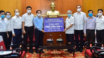 Trao hơn 6,2 tỉ đồng tiền ủng hộ phòng, chống COVID-19
