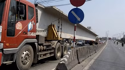 Đoàn xe chở dầm cầu lưu thông vào giờ cao điểm trên QL1A
