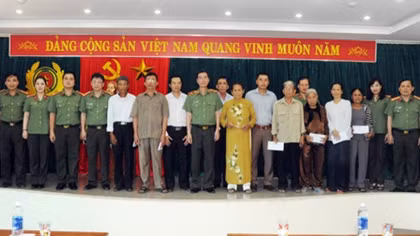 Báo CAND tri ân các gia đình thương binh liệt sĩ trong hành trình về nguồn