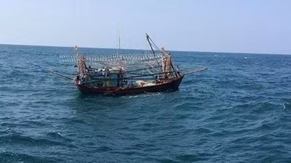 4 người bị thương và mất tích sau sự cố tàu cá bị sóng gió đánh sập ca bin