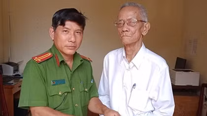 Tổ trưởng dân phố nhặt được vàng trả lại cho cụ ông 87 tuổi