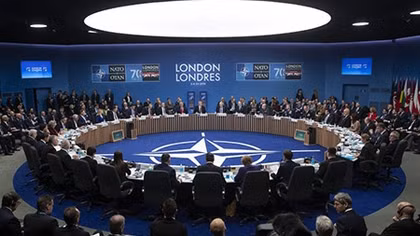 NATO "vạch áo cho người xem lưng"