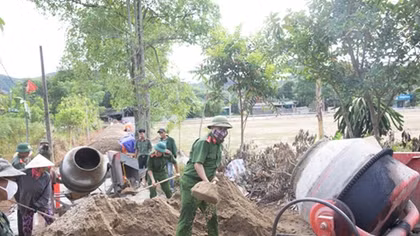Gác ngày nghỉ giúp dân xây dựng nông thôn mới