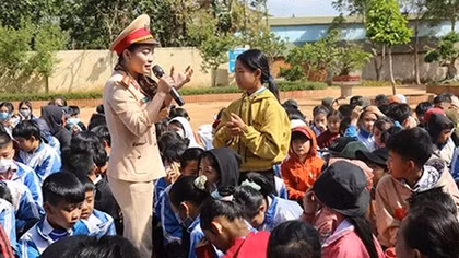 Tuyên truyền luật giao thông tại các trường học dọc đường Hồ Chí Minh