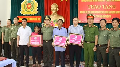 Trường Cao đẳng ANND I tặng quà CBCS Công an và người dân Nam Trà My