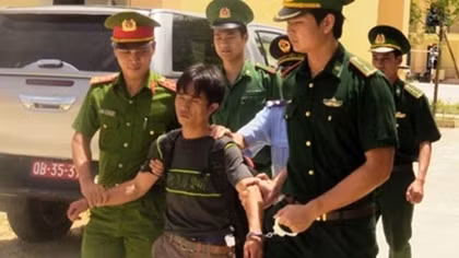 Vượt rừng "ôm" 10 kg ma túy đá về Việt Nam