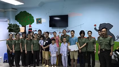 Chia sẻ với các bệnh nhi có hoàn cảnh khó khăn