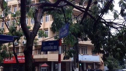 Cảnh báo nguy hiểm ngay giữa ngã tư Nguyễn Du - Yết Kiêu