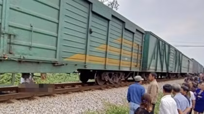 Cố băng qua đường sắt, tài xế xe tải bị tàu hỏa đâm tử vong