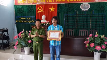 Khen thưởng người dân tham gia bắt đối tượng vụ trộm 600 triệu đồng