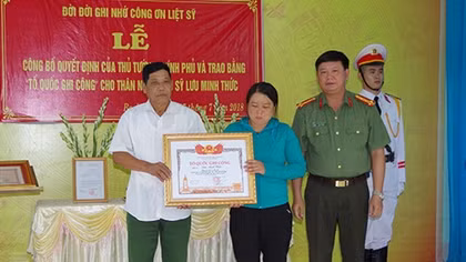 Trao bằng Tổ quốc ghi công cho thân nhân Liệt sĩ Lưu Minh Thức