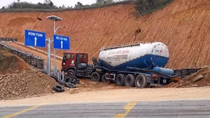 Xe bồn mất phanh trên đèo thoát nạn nhờ hốc cứu hộ đang thi công