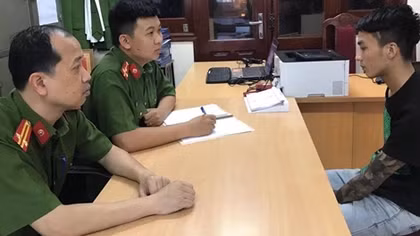 Đắp kín chăn giữa trời nóng 40 độ trên xe khách để trốn truy nã