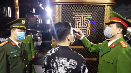 Công an Hà Nội cùng cả nước căng mình chống dịch
