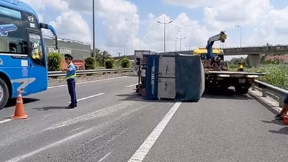 Xe tải lật ngang trên cao tốc TP HCM – Trung Lương, 2 người thoát chết