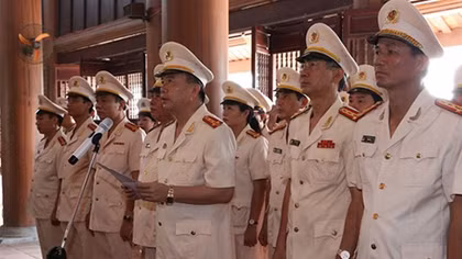 Công an Hà Nam dâng hương, báo công Chủ tịch Hồ Chí Minh