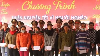 Công an Nghệ An và Bệnh viện ĐK TP Vinh trao quà, khám bệnh miễn phí 