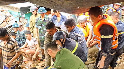 Sắc áo Công an trầm mình trong lũ dữ ở Nha Trang